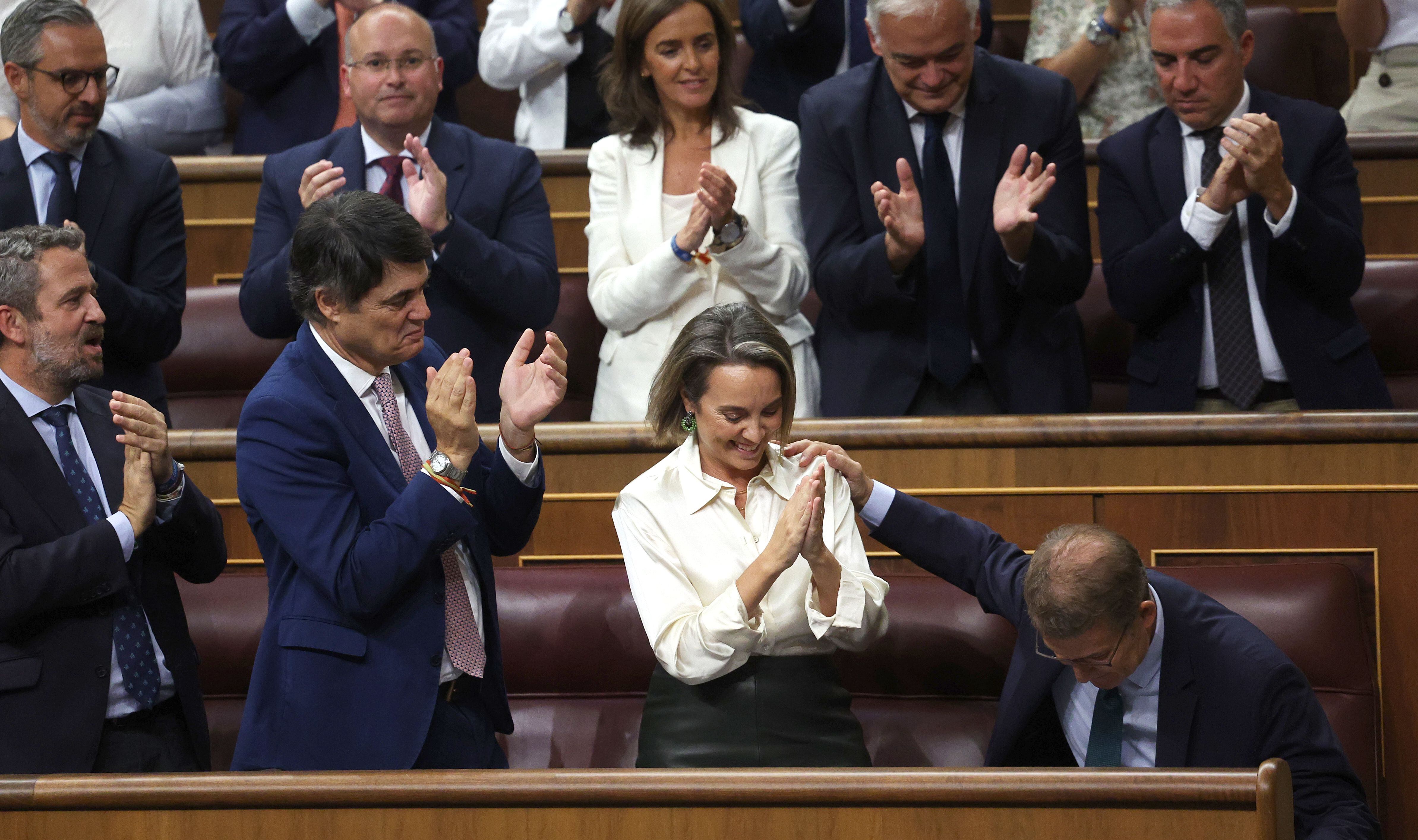 Los diputados populares aplaudían a Alberto Núñez Feijóo (sentado, a la derecha), tras su intervención en el Congreso. 