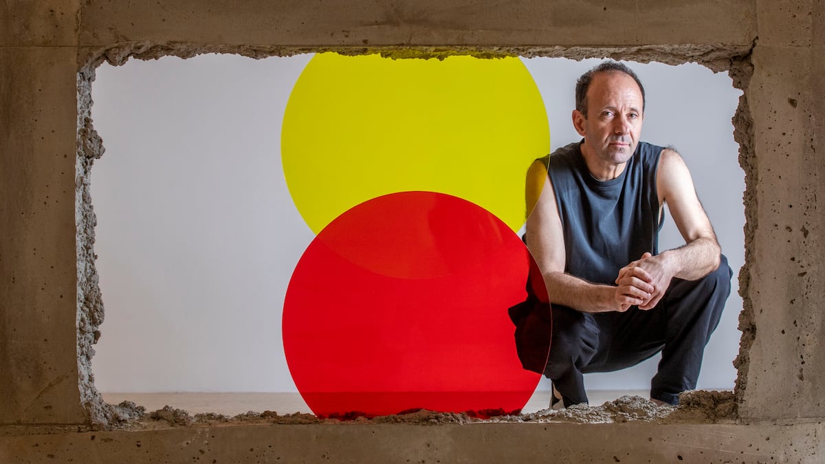Gabriel Kuri: surrealismo, roca volcánica y economía para predecir lo que vendrá