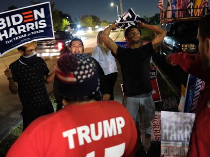 Los partidarios de Trump se enfrentan a los partidarios de Biden fuera de un sitio de votación, en Houston, Texas. En vídeo, algunos de los estados que jugarán un papel importante en la elección.