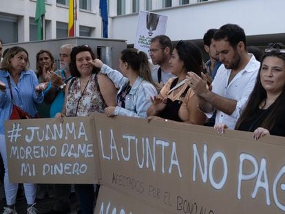 Concentración organizada por la plataforma de afectados por el Bono de alquiler joven, este lunes en Sevilla.