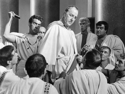 Fotograma de "Julio César" (Joseph L. Mankiewicz, 1953) con el momento en que el dictador (protagonizado por Louis Calhern) es asesinado.