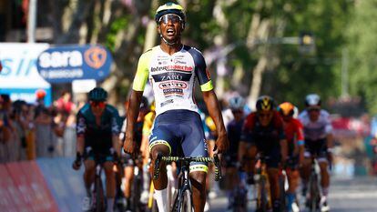 El eritreo Biniam Girmay celebra la victoria en la décima etapa del Giro de Italia..