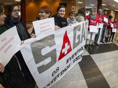 Concentraci&oacute;n de personal sanitario en el hospital de Santiago contra la precariedad laboral.