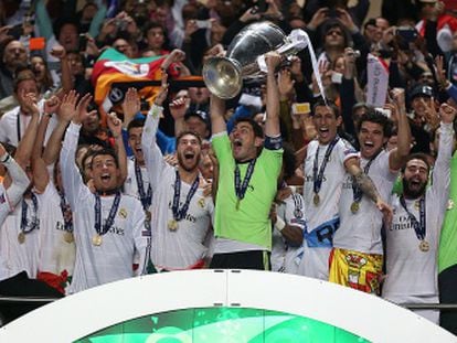 Casillas levanta el trofeo de la d&eacute;cima Copa de Europa del Real Madrid. 