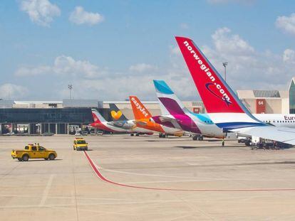 Aviones de diferentes aerolíneas en el aeropuerto de Palma.