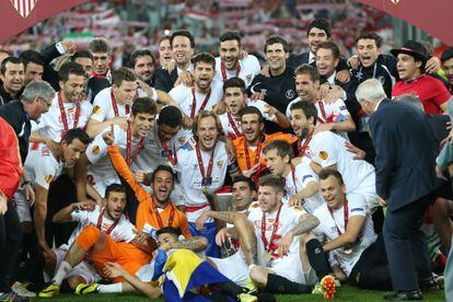 Los jugadores del Sevilla celebran el título.