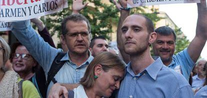 Carmen Bajo y Carlos Cano, el 30 de mayo durante una manifestaci&oacute;n contra su condena en Granada.