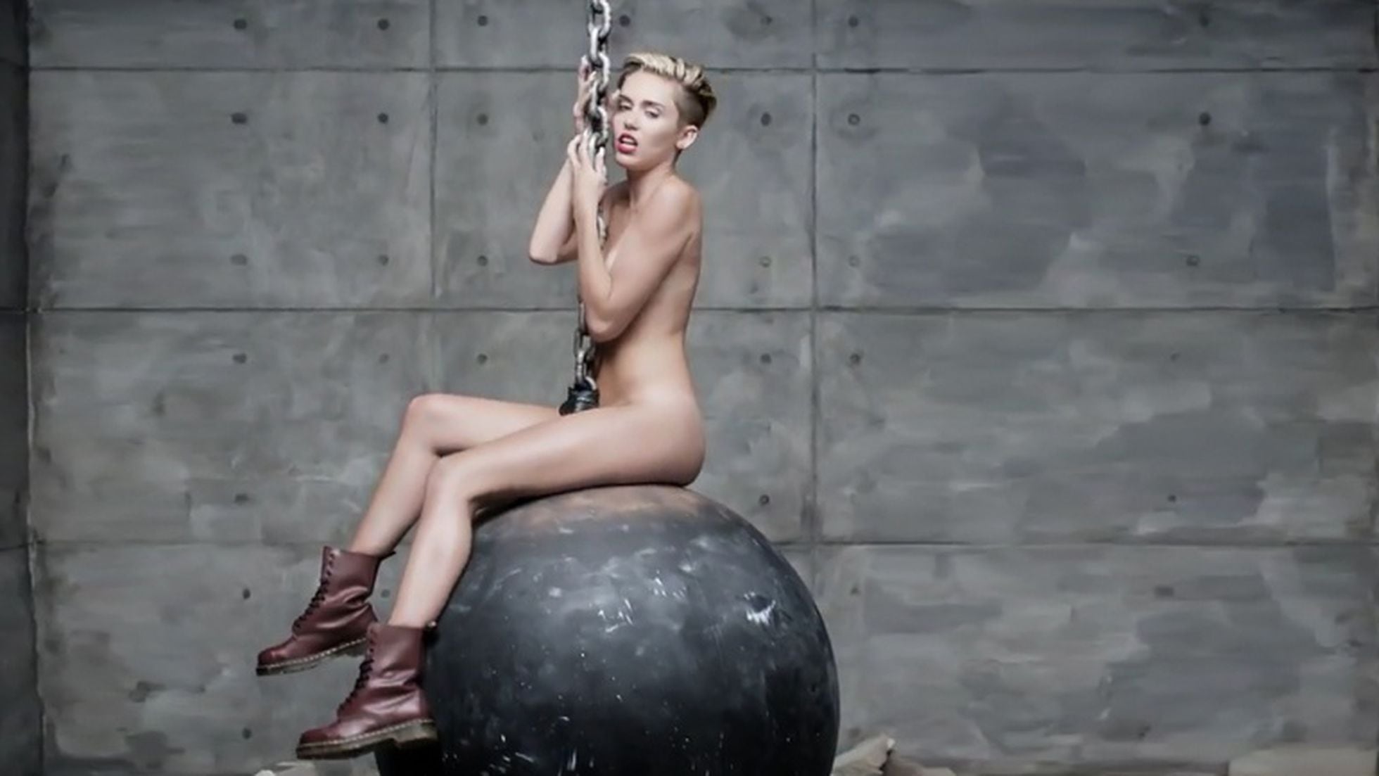 Miley Cyrus se arrepiente de su desnudo en el vídeo de 'Wrecking Ball' |  Gente | EL PAÍS