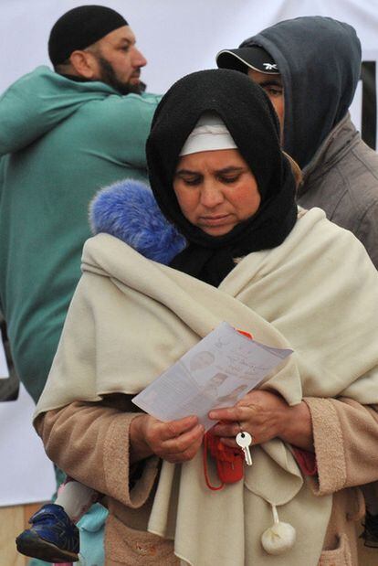 Una mujer mira un panfleto del Partido Justicia y Desarrollo en Oulmes (centro del país).