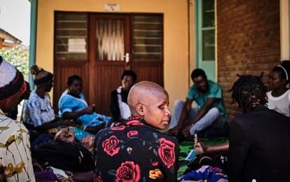 Una de las pacientes de cáncer de cuello uterino del hospital Central Queen’s Elizabeth, en Malaui, se reúne en uno de los grupos de apoyo para mujeres con esta enfermedad.