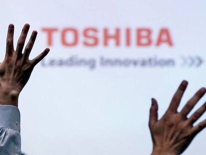 Periodistas en un vento de la firma electr&oacute;nica japonesa Toshiba