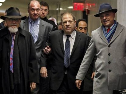 Harvey Weinstein, acompañado de sus abogados, en la corte estatal de Nueva York. En vídeo, el juicio a Weinstein entra en detalle con sus supuestos abusos sexuales.