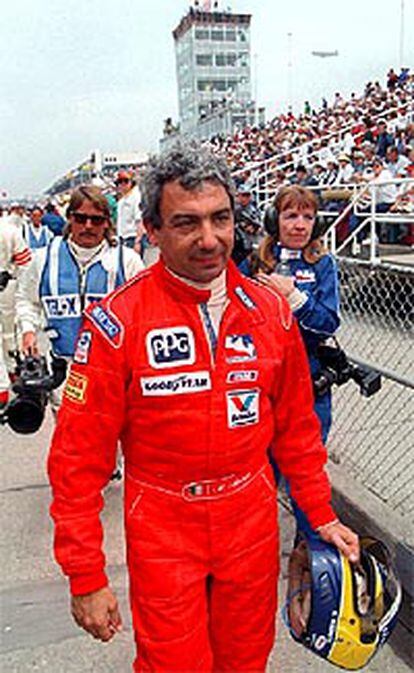 Michele Alboreto se retira a <i>boxes</i> tras finalizar una carrera de Fórmula 1.
