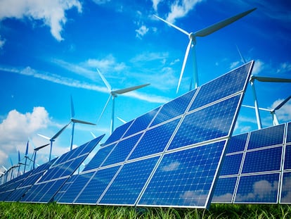 Fotografía de paneles solares y turbinas eólicas.