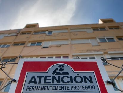 Unos pisos vacíos en Ibiza, con una señal de seguridad advirtiendo de que están protegidos.