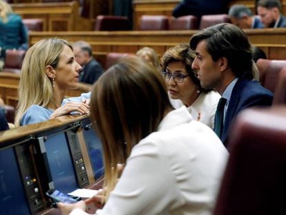 La diputada Cayetana Álvarez de Toledo habla en el hemiciclo con el parlamentario Pablo Montesinos.