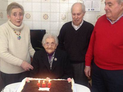 Josefina Martínez Balseiro y Teodoro Díaz Martínez, flanquean a María Balseiro Martínez, en su 102 cumpleaños. Con jersey rojo, Alfonso Emilio Balseiro, alcalde de Mañón (Galicia). Imagen tomada en Ribeiras do Sor en 2015.