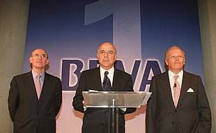 Pedro Luis Uriarte, Francisco González y Emilio Ybarra, de izquierda a derecha, en una foto de 2000.