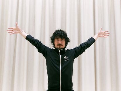 Jesús Carmona en su estudio en el barrio de Carabanchel, en Madrid.