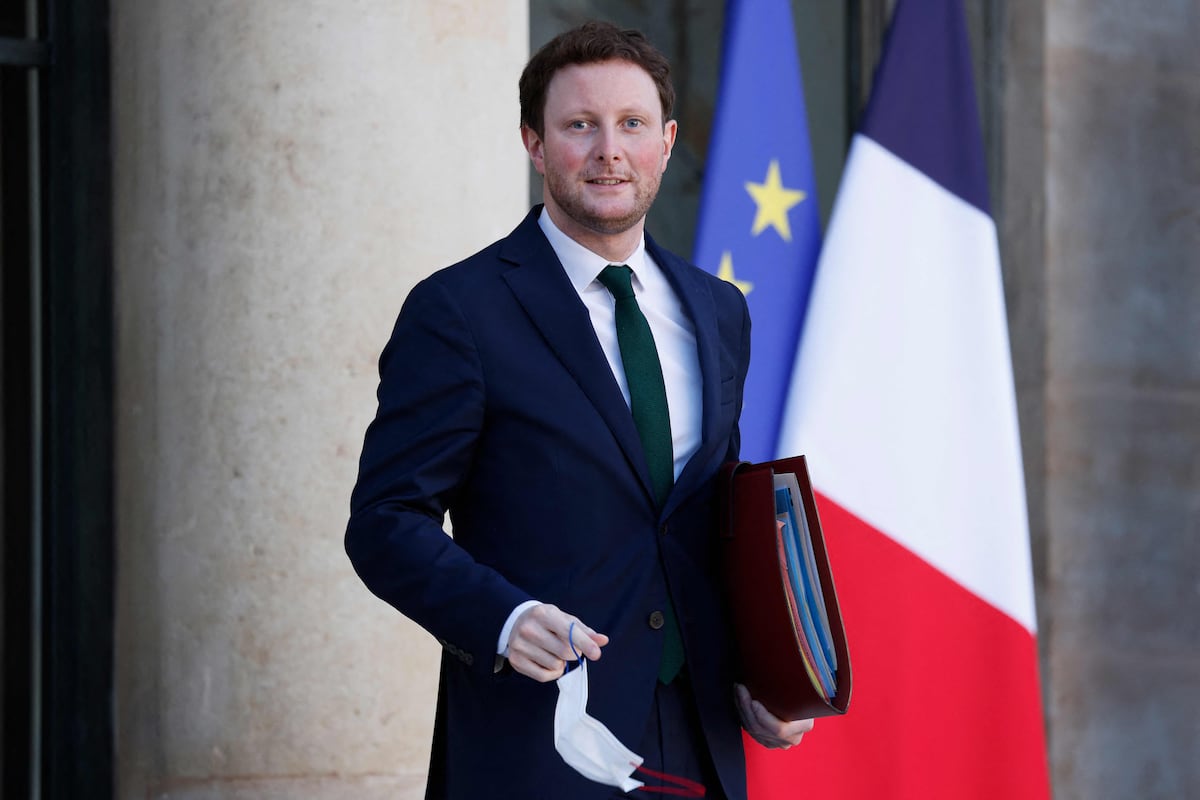 El Gobierno francés estudia más impuestos a las autopistas y a los billetes de avión | Economía