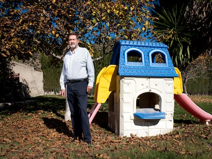 Vicente D., que reclama la guarda y custodia de su hijo en un proceso que enfrenta a las justicias de España y Portugal, en el jardín de su casa de Córdoba.