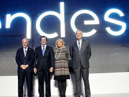 El consejero delegado de Enel, Francesco Starace con el presidente de Endesa, Borja Prado; la presidenta del grupo, Patrizia Grieco, y el consejero delegado de Endesa, Jos&eacute; Bogas, ayer en Madrid. 