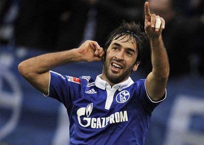 Raúl, celebra su segundo tanto ante el Werder Bremen.