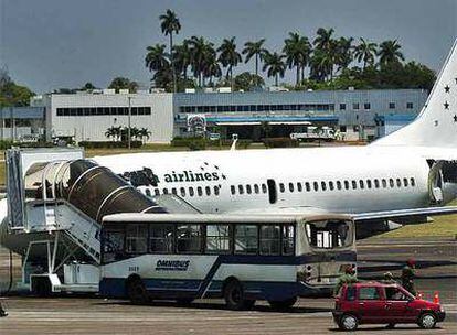 Vista del ómnibus secuestrado y del avión que intentaban secuestrar 3 reclutas armados, que fueron detenidos por la policía cubana