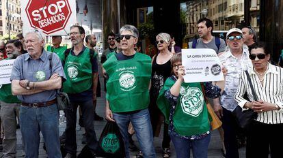 Miembros de la plataforma Stop Desahucios se manifiestan en pasado junio en Pamplona