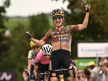 La neerlandesa del Jumbo, Marianne Vos, se impone en la segunda etapa del Tour de Francia femenino, en Provins.