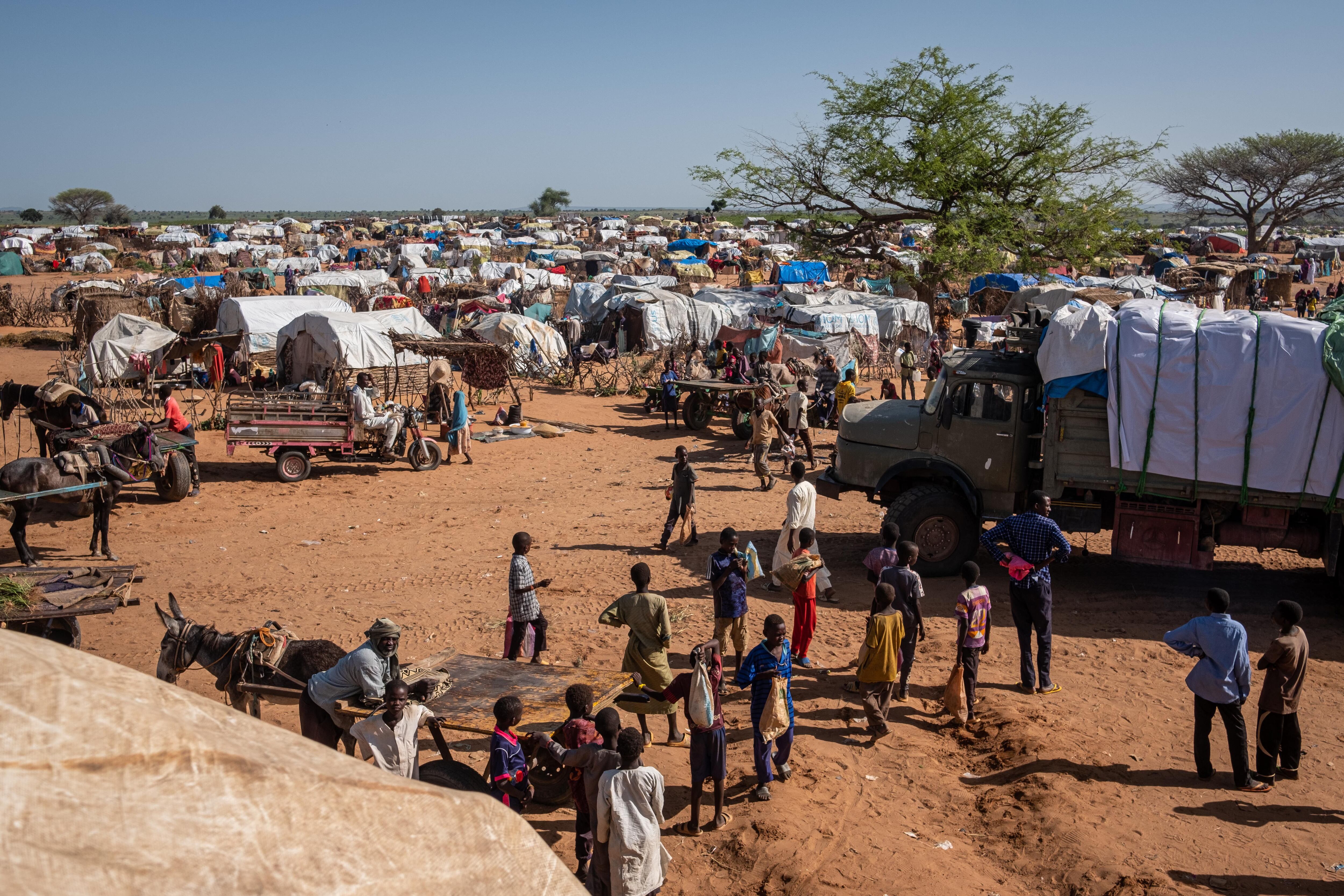 Desde que estalló la guerra de Sudán en abril, más de 230.000 sudaneses han llegado a Camp École huyendo de la terrible violencia; unos 130.000 siguen allí y el resto han sido reubicados en dos campamentos más pequeños instalados por Acnur. 