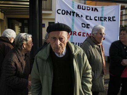 Vecinos de Budia se concentran en en centro de salud. 