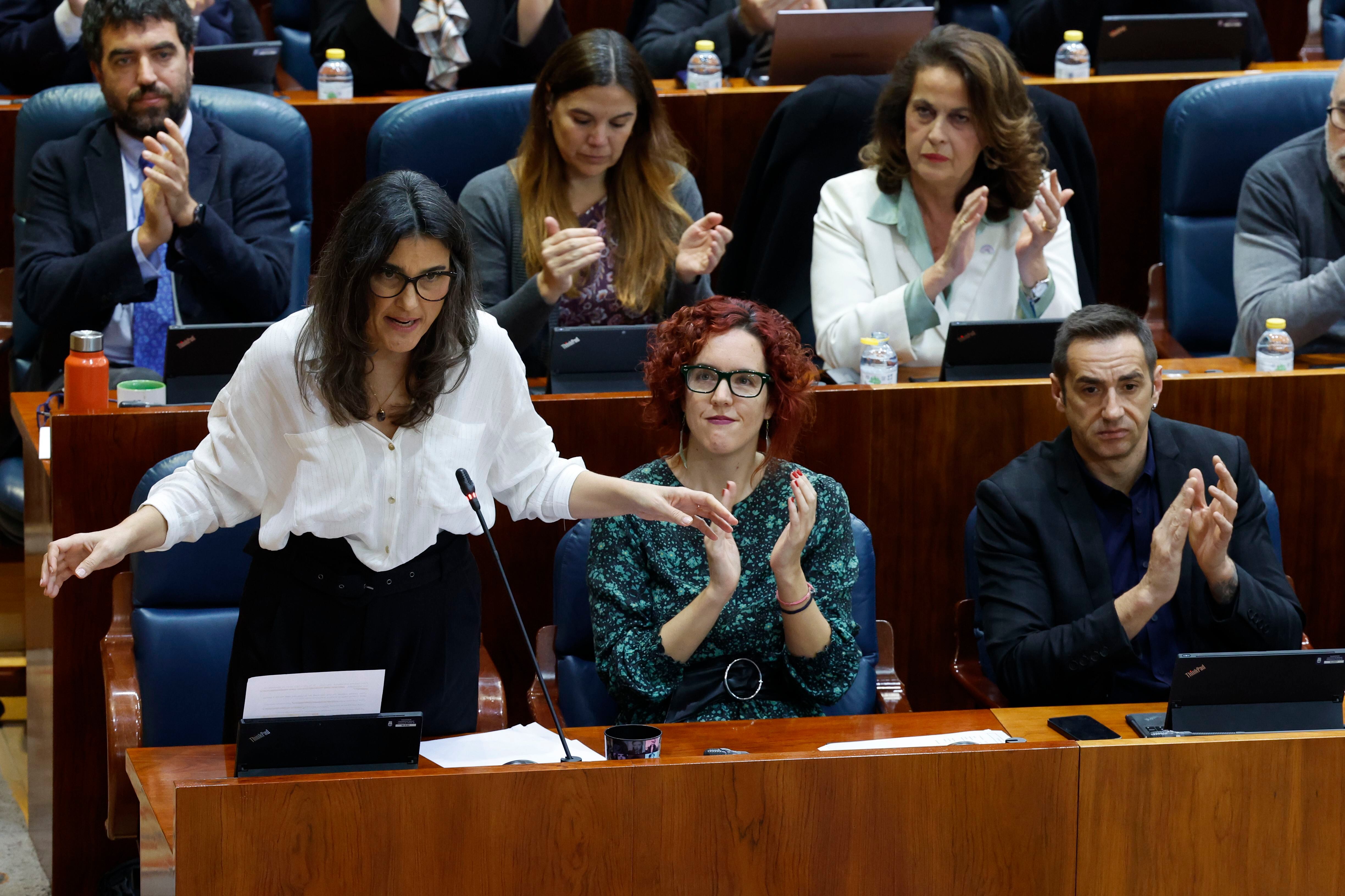 La portavoz de Más Madrid en la Asamblea de Madrid, Manuela María Bergerot junto a los diputados de su mismo grupo parlamentario María Pastor (c) y Emilio Delgado, en un pleno de diciembre.