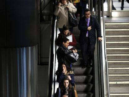 Varios viajeros del metro madrileño utilizan las escaleras mecánicas.