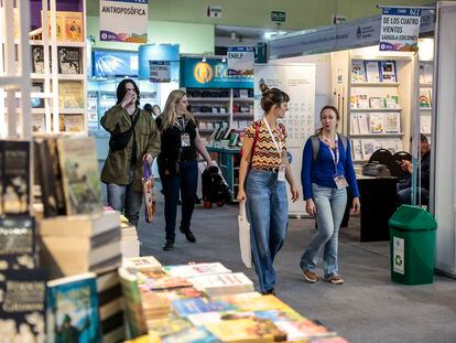 Visitantes recorren la 47ª Feria Internacional del Libro en Buenos Aires (FIL) en su primer día, este jueves.