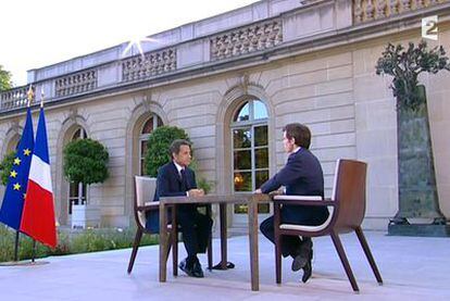 El presidente francés, Nicolas Sarkozy, es entrevistado en una terraza del palacio del Elíseo por el canal de televisión France 2.