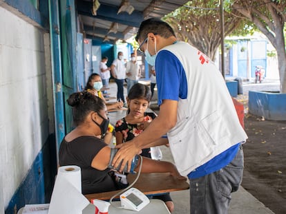 Un voluntario de Médicos Sin Fronteras toma la presión a una mujer en una comunidad rural en Guatemala.