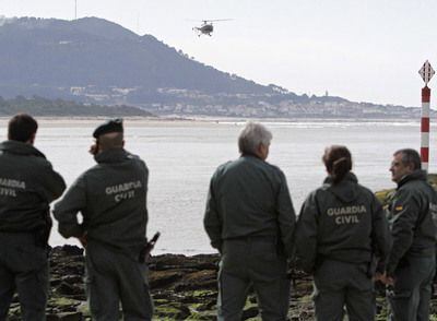La Guardia Civil durante la búsqueda de los dos desaparecidos en el naufragio