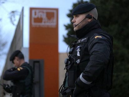 Un guardia civil en una sede de Unipost en L'Hospitalet de Llobregat.