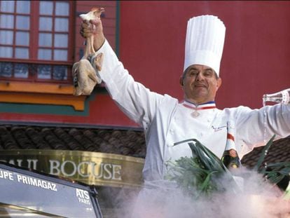 Paul Bocuse posa frente a su restaurante de Lyon, en 1992.