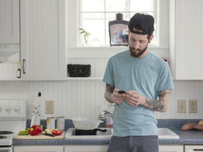 Sí, ahora mismo este hombre está cocinando una sabrosa fabada mientras coloca chuches en el Candy Crush.