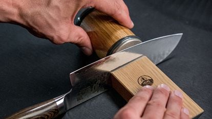 Cómo afilar cuchillos con afilador eléctrico