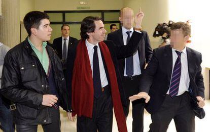 José María Aznar "saluda" a estudiantes que le increpaban en la Universidad de Oviedo.