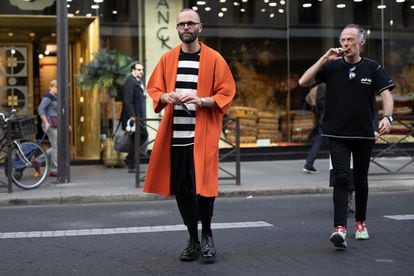 El crítico de moda Angelo Flaccavento, con abrigo y pantalones Issey Miyake Homme Plissé durante la semana de la moda de París, en septiembre de 2018.