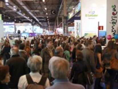 Numerosas personas en los estands de Sudam&eacute;rica de la Feria Internacional de Turismo (Fitur) que hoy abre al p&uacute;blico en el recinto ferial Juan Carlos I de Madrid.