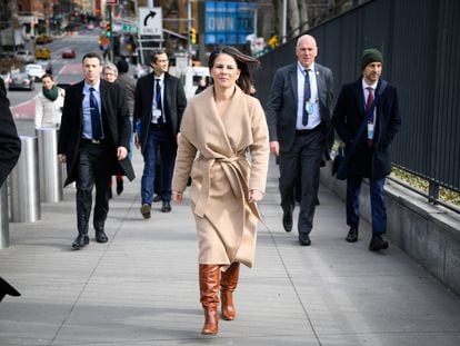La ministra de Exteriores alemana, Annalena Baerbock, caminaba hacia la sede de la ONU en Nueva York, el 24 de febrero.