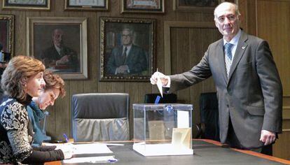 Iñaki Goirizelaia, en el momento de depositar su voto.