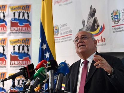 Mario Isea durante la rueda de prensa en la embajada de Venezuela en Madrid para denunciar las sanciones económicas.