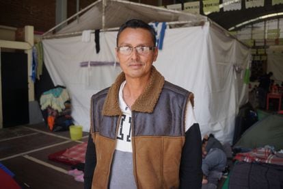 Jorge Gordo en el patio de CAFEMIN, un albergue para migrantes que tiene camas para 90 personas pero ahora acoge a 500, el 24 de octubre de 2022, en Ciudad de México.