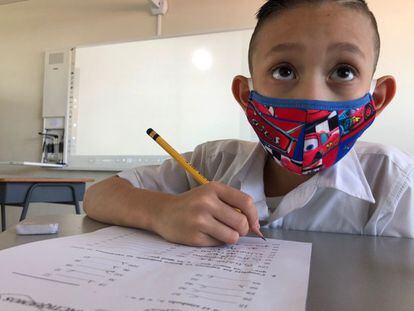 Rusell Fajardo es alumno de tercer grado de la escuela La Carpio, en San José de Costa Rica. Es 8 de febrero y las aulas han abierto después de más de un año cerradas a causa de la covid-19. Más de 1,1 millones de estudiantes se han incorporado a la educación primaria, de los que 54.000 han sido escolarizados por primera vez. 